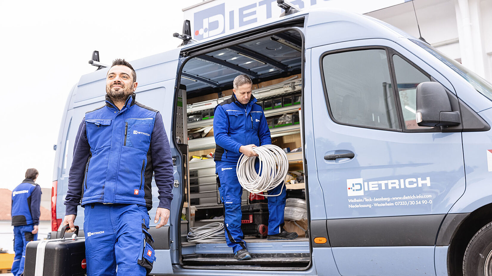 Mitarbeiter der Dietrich GmbH steigen aus dem Auto und sind bereit ans Werk zu gehen.