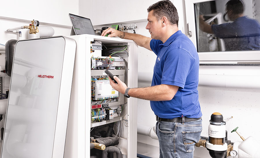 Dietrich GmbH Haustechnik Mitarbeiter am arbeiten.